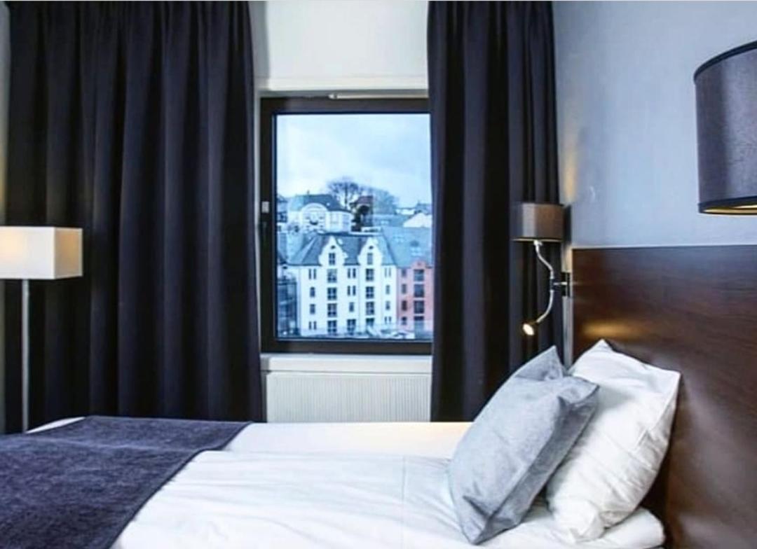 Hotel Four Monkeys Ålesund Esterno foto