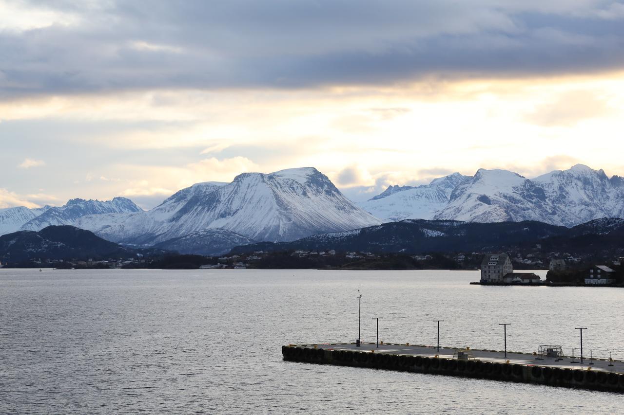 Hotel Four Monkeys Ålesund Esterno foto