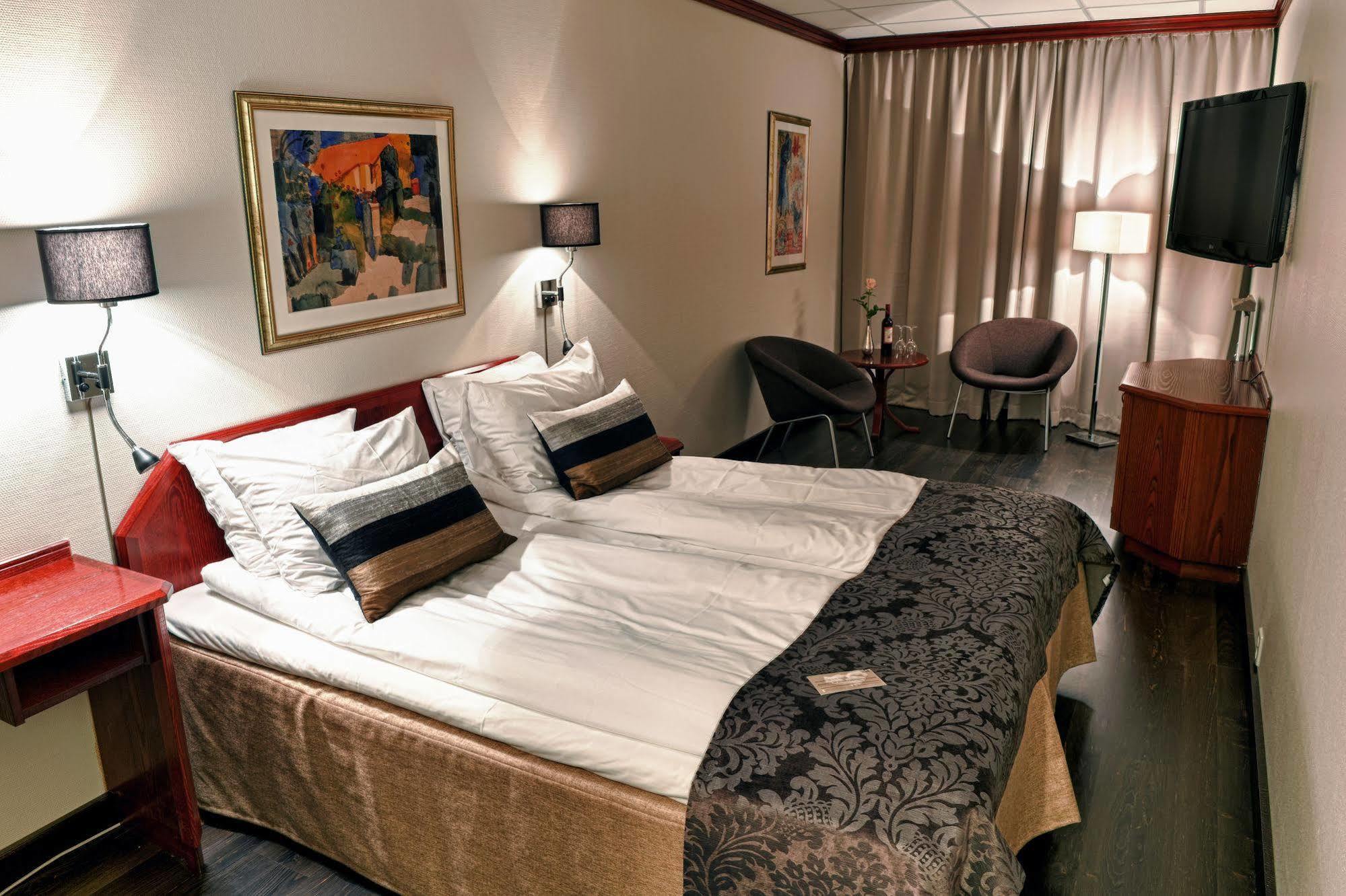 Hotel Four Monkeys Ålesund Esterno foto