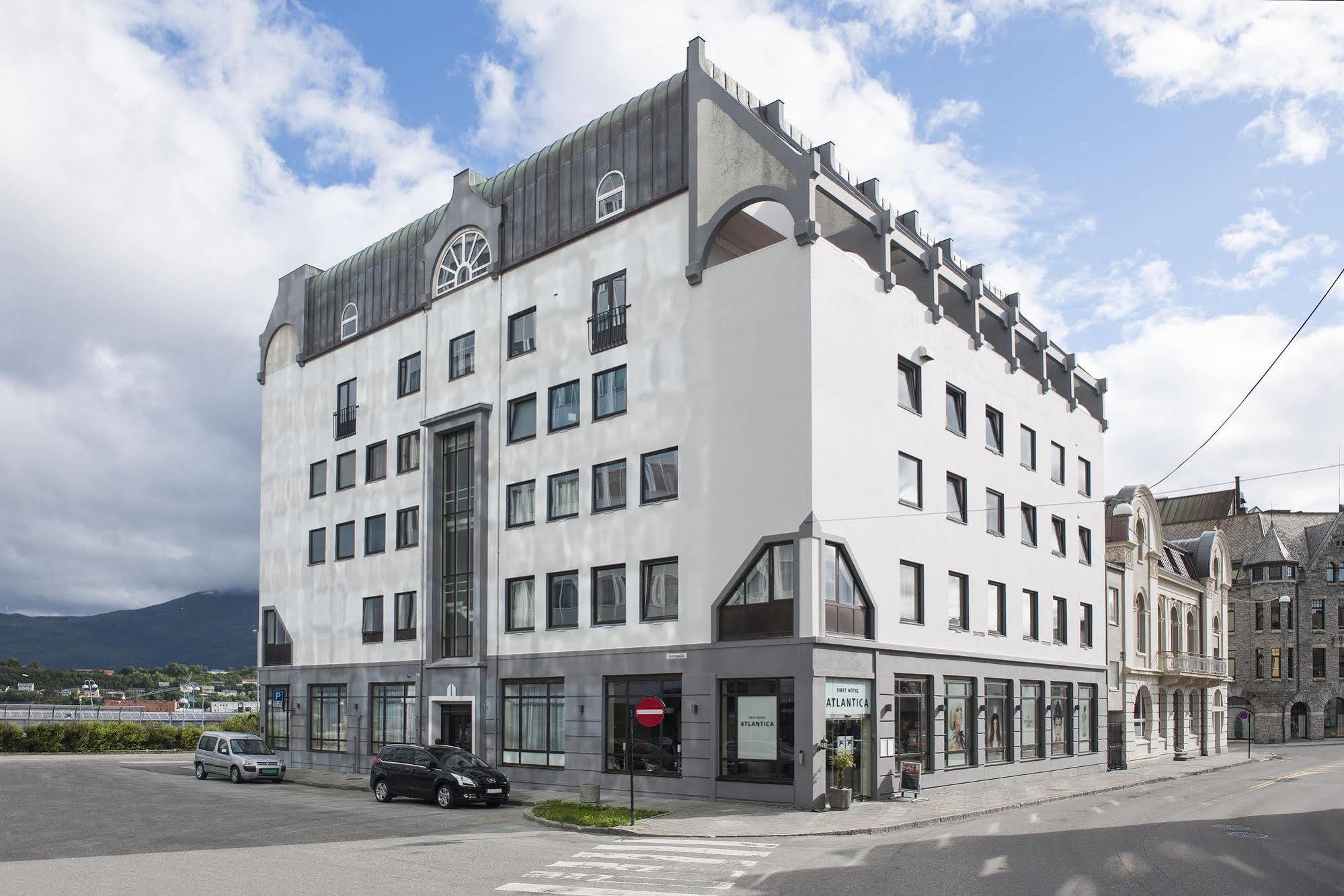 Hotel Four Monkeys Ålesund Esterno foto